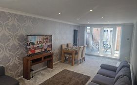 Stylish & Modern 2 Bed House With Free Parking Leeds