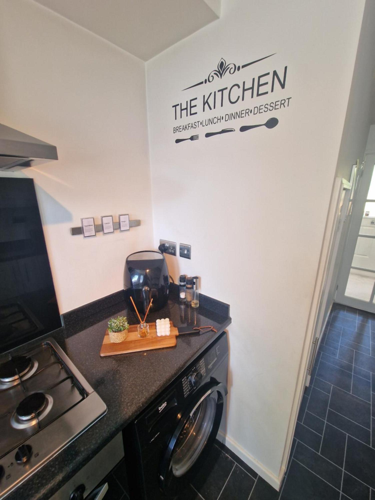 Stylish & Modern 2 Bed House With Free Parking Leeds Apartment Leeds  Exterior photo